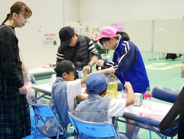 スライムづくりのお手伝い