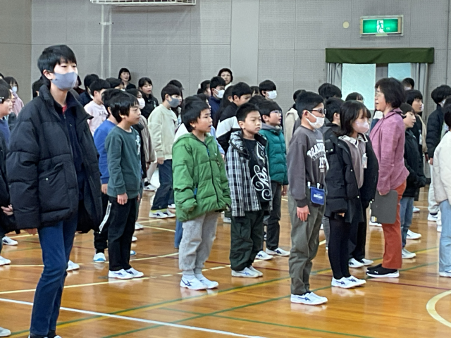 高学年からも元気な校歌の声が