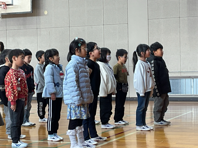 大きな口を開けて歌っています