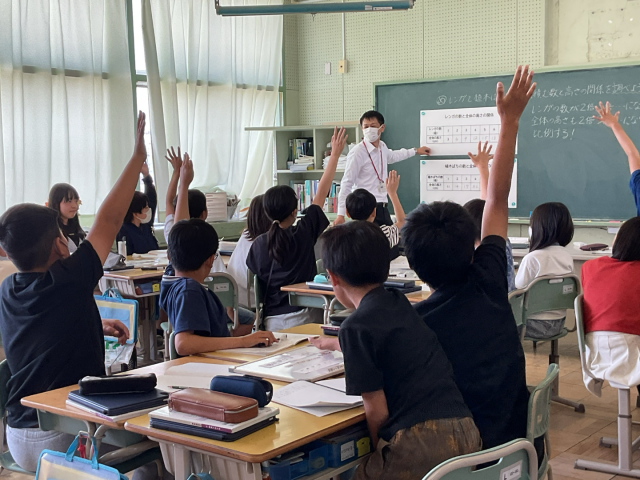 ５年生　はりきって手を挙げています
