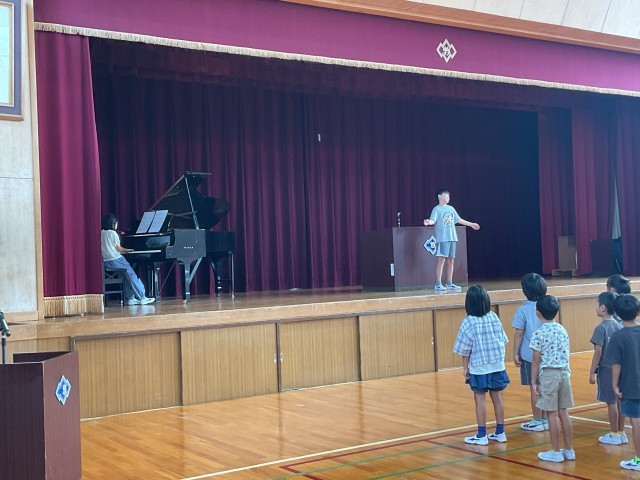 校歌の指揮と伴奏がんばっています