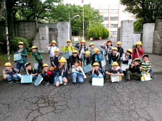 警察学校の前で